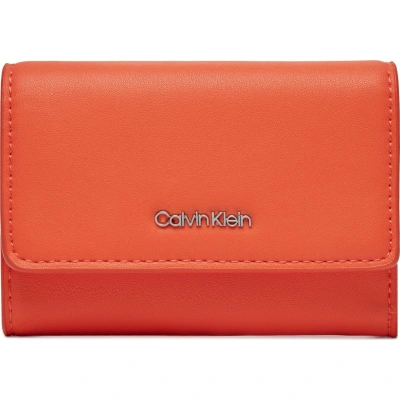 Malá dámská peněženka Calvin Klein Ck Must Trifold Sm K60K607251 Flame SA3