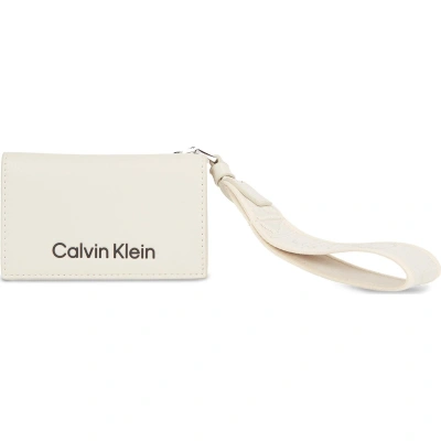 Malá dámská peněženka Calvin Klein Gracie K60K611689 Dk Ecru PC4